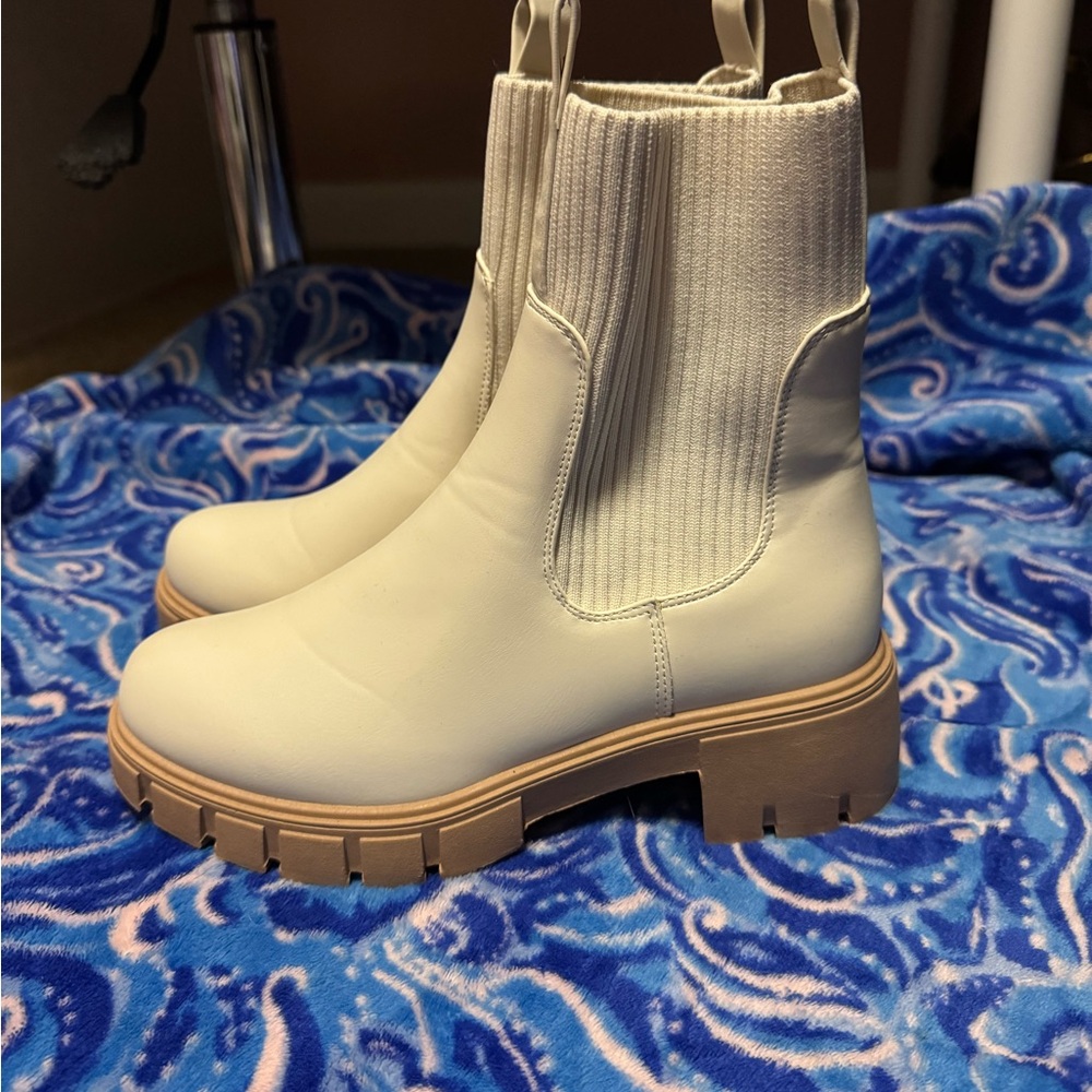 Chelsea boots off white/cream color